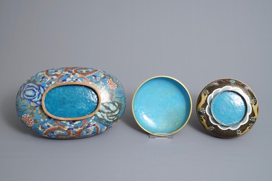 Een Chinese cloisonn&eacute; jardini&egrave;re op houten sokkel en een dekseldoos, 19/20e eeuw