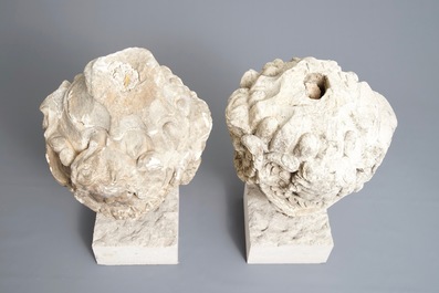 Une paire d'ornements architecturaux en pierre sculpt&eacute;e figurant des t&ecirc;tes de ch&eacute;rubins, 18&egrave;me