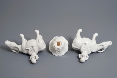 Deux mod&egrave;les de joueurs de flute sur buffles et une tasse &agrave; vin en porcelaine blanc de Chine, 18/19&egrave;me