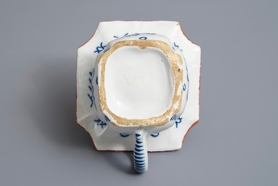 Un crachoir en fa&iuml;ence de Delft en bleu et blanc &agrave; d&eacute;cor chinoiserie, 18&egrave;me