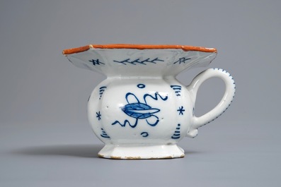 Un crachoir en fa&iuml;ence de Delft en bleu et blanc &agrave; d&eacute;cor chinoiserie, 18&egrave;me