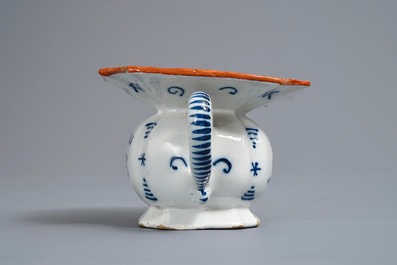 Un crachoir en fa&iuml;ence de Delft en bleu et blanc &agrave; d&eacute;cor chinoiserie, 18&egrave;me