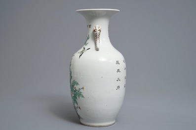 Een Chinese famille rose vaas met olifantenoren, Jingdezhen merk, 20e eeuw