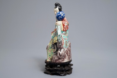 Une th&eacute;i&egrave;re en porcelaine de Chine en forme de couple galante, R&eacute;publique, 20&egrave;me