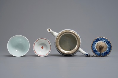 Twee Chinese famille rose koppen en schotels en een blauwwitte theepot, Kangxi/Qianlong