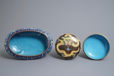 Een Chinese cloisonn&eacute; jardini&egrave;re op houten sokkel en een dekseldoos, 19/20e eeuw
