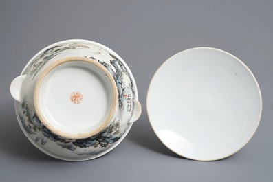 Een Chinese qianjiang cai terrine met deksel, 20e eeuw