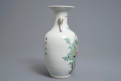 Een Chinese famille rose vaas met olifantenoren, Jingdezhen merk, 20e eeuw