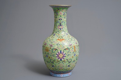Un vase de forme bouteille en porcelaine de Chine famille rose, marque et &eacute;poque de Jiaqing