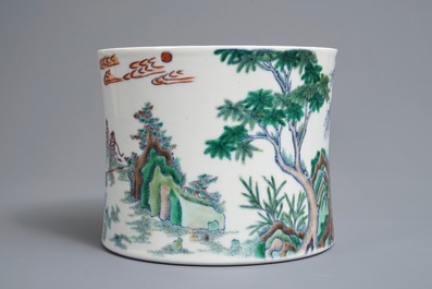 Un pot &agrave; pinceaux en porcelaine de Chine doucai &agrave; d&eacute;cor d'un &eacute;l&eacute;phant, 19/20&egrave;m
