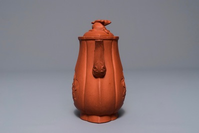 Une verseuse &agrave; vin en gr&egrave;s de Yixing &agrave; d&eacute;cor en relief, Kangxi