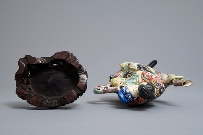 Une th&eacute;i&egrave;re en porcelaine de Chine en forme de couple galante, R&eacute;publique, 20&egrave;me