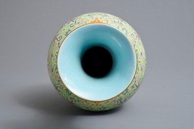Un vase de forme bouteille en porcelaine de Chine famille rose, marque et &eacute;poque de Jiaqing