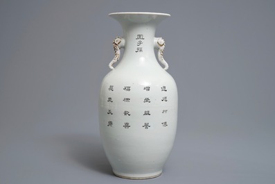 Een Chinese famille rose vaas met olifantenoren, Jingdezhen merk, 20e eeuw