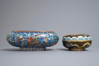 Een Chinese cloisonn&eacute; jardini&egrave;re op houten sokkel en een dekseldoos, 19/20e eeuw