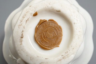 Deux mod&egrave;les de joueurs de flute sur buffles et une tasse &agrave; vin en porcelaine blanc de Chine, 18/19&egrave;me