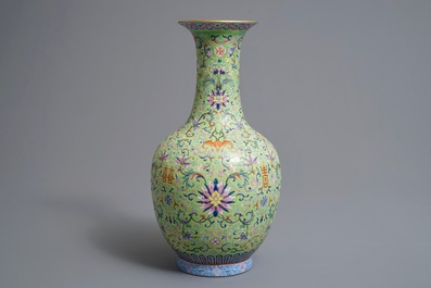 Un vase de forme bouteille en porcelaine de Chine famille rose, marque et &eacute;poque de Jiaqing