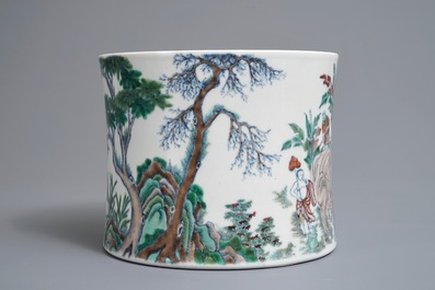 Un pot &agrave; pinceaux en porcelaine de Chine doucai &agrave; d&eacute;cor d'un &eacute;l&eacute;phant, 19/20&egrave;m