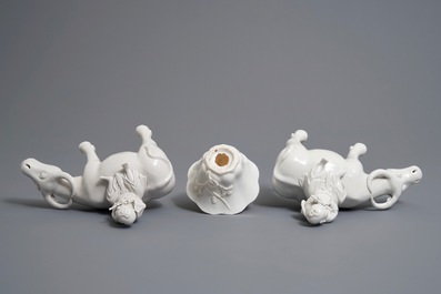 Deux mod&egrave;les de joueurs de flute sur buffles et une tasse &agrave; vin en porcelaine blanc de Chine, 18/19&egrave;me