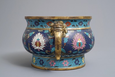 Een grote Chinese cloisonn&eacute; wierookbrander met lotusslingers, Ming/Qing