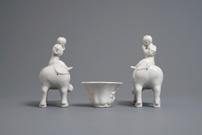 Deux mod&egrave;les de joueurs de flute sur buffles et une tasse &agrave; vin en porcelaine blanc de Chine, 18/19&egrave;me