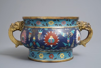 Een grote Chinese cloisonn&eacute; wierookbrander met lotusslingers, Ming/Qing
