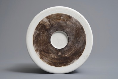 Un pot &agrave; pinceaux en porcelaine de Chine doucai &agrave; d&eacute;cor d'un &eacute;l&eacute;phant, 19/20&egrave;m