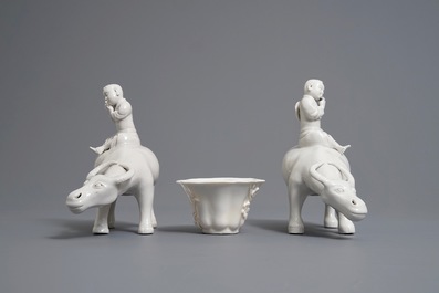 Deux mod&egrave;les de joueurs de flute sur buffles et une tasse &agrave; vin en porcelaine blanc de Chine, 18/19&egrave;me