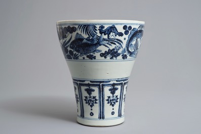Een Chinese blauwwitte gereduceerde meiping vaas in Yuan-stijl, 19/20e eeuw