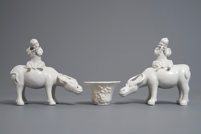 Deux mod&egrave;les de joueurs de flute sur buffles et une tasse &agrave; vin en porcelaine blanc de Chine, 18/19&egrave;me