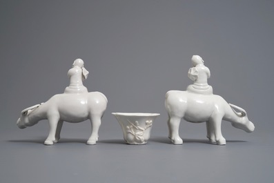 Deux mod&egrave;les de joueurs de flute sur buffles et une tasse &agrave; vin en porcelaine blanc de Chine, 18/19&egrave;me