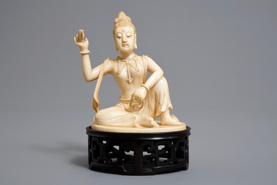 Une figure de Guanyin en ivoire sculpt&eacute; sur socle en bois et avec sa bo&icirc;te, R&eacute;publique, d&eacute;but du 20&egrave;me