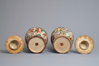 Une paire de vases couverts en porcelaine de Chine famille rose dit 'de Nankin', 19/20&egrave;me