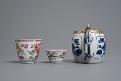 Twee Chinese famille rose koppen en schotels en een blauwwitte theepot, Kangxi/Qianlong