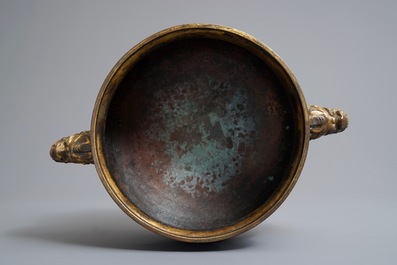 Een grote Chinese cloisonn&eacute; wierookbrander met lotusslingers, Ming/Qing