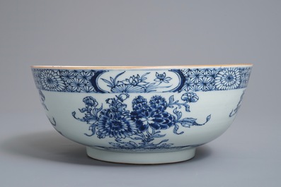 Un bol en porcelaine de Chine bleu et blanc &agrave; d&eacute;cor floral, Qianlong