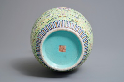 Un vase de forme bouteille en porcelaine de Chine famille rose, marque et &eacute;poque de Jiaqing