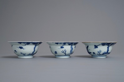 Three Chinese blue and white bowls and a blue ground famille rose vase, Kangxi and 19th C.