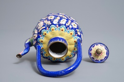 A Chinese Canton enamel teapot with floral design, 18/19th C.
