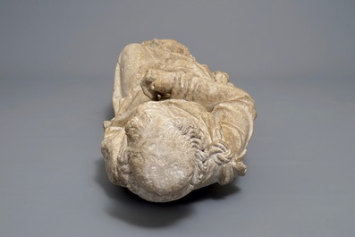 Een grote zandstenen figuur van Petrus, wellicht Frankrijk, 16e eeuw