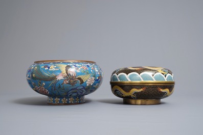 Een Chinese cloisonn&eacute; jardini&egrave;re op houten sokkel en een dekseldoos, 19/20e eeuw
