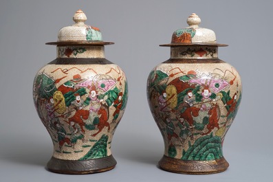 Une paire de vases couverts en porcelaine de Chine famille rose dit 'de Nankin', 19/20&egrave;me