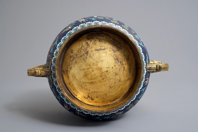 Een grote Chinese cloisonn&eacute; wierookbrander met lotusslingers, Ming/Qing