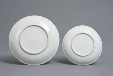 Twee Chinese famille rose koppen en schotels en een blauwwitte theepot, Kangxi/Qianlong