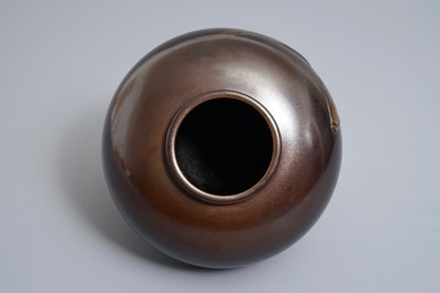 Een Japanse bronzen bolvaas met koi in reli&euml;f, gesigneerd, Meiji/Taisho, 1e helft 20e eeuw