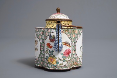Une th&eacute;i&egrave;re couverte en &eacute;maux de Canton &agrave; d&eacute;cor d'insectes, oiseaux et fleurs, Qianlong