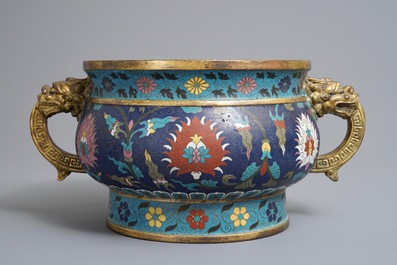 Een grote Chinese cloisonn&eacute; wierookbrander met lotusslingers, Ming/Qing