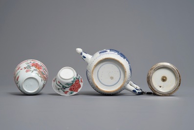 Twee Chinese famille rose koppen en schotels en een blauwwitte theepot, Kangxi/Qianlong