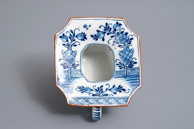 Un crachoir en fa&iuml;ence de Delft en bleu et blanc &agrave; d&eacute;cor chinoiserie, 18&egrave;me