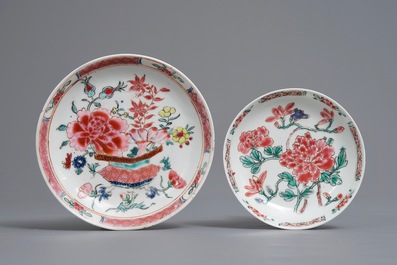 Twee Chinese famille rose koppen en schotels en een blauwwitte theepot, Kangxi/Qianlong